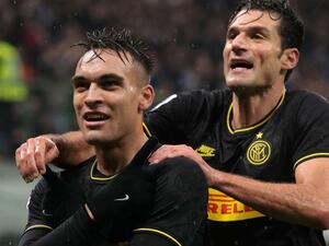 كاندريفا (يمين) ولاوتارو يحتفلان بهدف إنتر الثاني