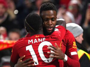 أوريغي وماني يقودان الريدز للفوز في الديربي