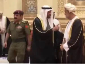 من باب الكرم العماني المصافحة على الباب بعد تشييع الضيف