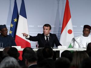 French President Emmanuel Macron (C) flanked by Niger's President Mahamadou Issoufou (R) and Chad's President Idriss Deby (L) speaks during a press conference as part of the G5 Sahel summit on the situation in the Sahel region at the Chateau de Pau (Pau Castle) in Pau, on January 13, 2020. (AFP/ File Photo)