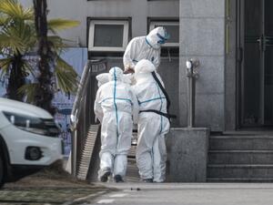 Medical staff members carry a patient into the Jinyintan hospital, where patients infected by a mysterious SARS-like virus are being treated, in Wuhan in China's central Hubei province on January 18, 2020. (AFP/ File Photo)