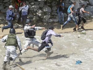 Hundreds of Central Americans from a new migrant caravan tried to enter Mexico by force Monday by crossing the river that divides the country from Guatemala, prompting the National Guard to fire tear gas, an AFP correspondent said. Johan ORDONEZ / AFP