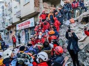 Rescue workers evacuate an injured woman from the rubble of a building after an earthquake in Elazig, eastern Turkey, on January 25, 2020. (AFP/ File Photo)
