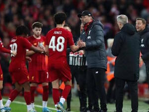 كلوب يحيي لاعبيه الشبان