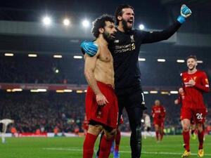 آليسون وصلاح يحتفلان بالهدف