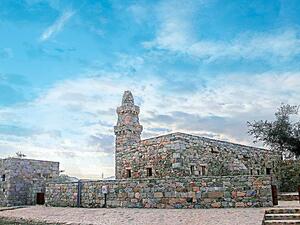 The initiative highlights the Saudi leadership’s commitment to restore historical sites in the region. The plan aims to revitalize 130 mosques using Saudi companies that specialize in heritage buildings. (SPA)