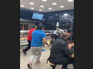 طوشة في مطعم