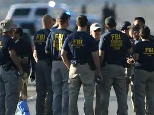 عناصر من مكتب التحقيقات الفدرالي الأمريكي FBI