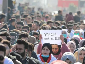 قوات الأمن صعدت منذ فجر السبت إجراءاتها ضد المحتجين في بغداد والبصرة وذي قار والديوانية