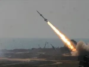 لحظة إطلاق صاروخ من قبل الحوثيين