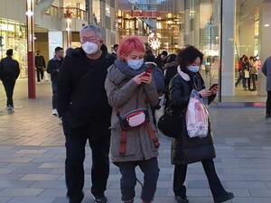 طوابير لشراء الأقنعة من الصيدليات التي حددت حزمة واحدة لكل زبون