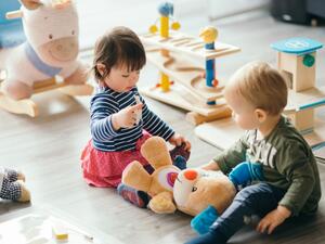 لا تعوّدوا الطفل على حمل النقود المعدنية في يده