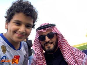 انتشرت صورة لرئيس نادي الهلال فهد بن نافل ومعه طفل