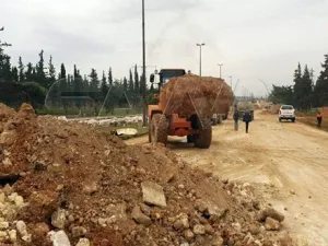 يشكل طريق حلب دمشق شريانا اقتصاديا حيويا يربط محافظة حلب بالمحافظات السورية 