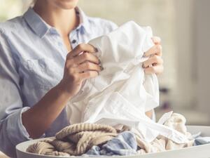 تُستخدم مواد طبيعيَّة في تعقيم الملابس