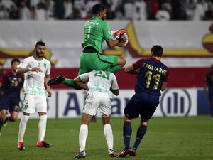 ياسر المسيليم حارس الأهلي السعودي يرتقي لإمساك كرة خلال المواجهة أمام الوحدة الإماراتي ضمن دوري أبطال آسيا والتي انتهت بالتعادل 1-1.