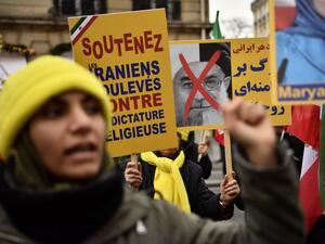 Protesters hold placards reading “Support Iranians risen up against the religious dictatorship” during a demonstration in support of the Iranian people amid a wave of protests spreading throughout Iran, on January 6, 2018, in Paris. Photo AFP