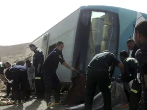 تصادم سيارة ميكروباص بشاحنة كبيرة للنقل على الطريق الصحراوي الغربي 
