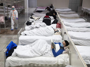 الأطباء الصينيون يعملون ليلا ونهارا بدون توقف، في سباق مع الزمن لمكافحة الفيروس التاجي