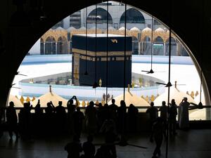 Worshippers take photographs of the Kaaba inside Mecca's Grand Mosque on March 6, 2020, a day after Saudi authorities emptied Islam's holiest site for sterilisation over fears of the new coronavirus COVID-19, an unprecedented move after the kingdom suspended the year-round umrah pilgrimage. Abdel Ghani BASHIR / AFP