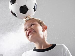 Children constantly training and playing football are at risk of dementia, memory loss, doctors say (Photo: Dailymail)