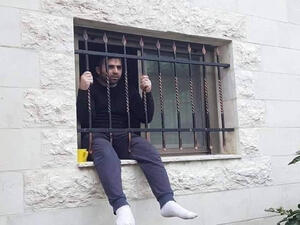 قاعد ع الشباك