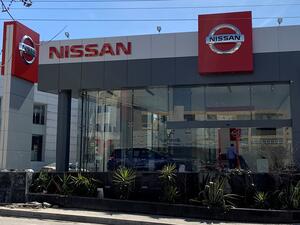 تزدهي صالة عرض نيسان الجديدة بمفهوم خاص في التصميم لتعكس العناصر الأساسية للعلامة وتضم عناصر جديدة في التصاميم الداخلية والخارجية يبرز فيها  اللون الأحمر الذي عرفت به علامة نيسان