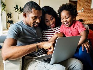 يُظهر البحث تأثيرًا بعيد المدى لنموذج الدفع عند الطلب، حيث يتمتع مستخدمو هذا النموذج وعائلاتهم بحياة أكثر سعادة وصحة، ويشعرون بالأمن والأمان وتقدير الذات