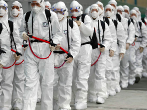 South Korean soldiers wearing protective gear move to spray disinfectant against the spread of the coronavirus at a railway station in Daegu on February 29, 2020. © YONHAP / AFP