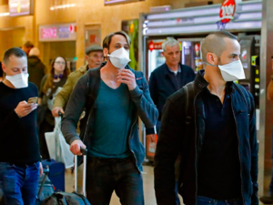 Returning Israelis from Europe face a 14-day self-isolation (AFP File Photo)