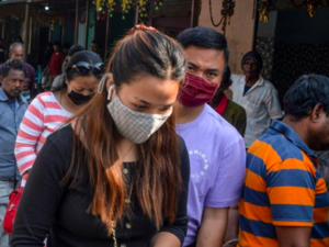 People wearing facemarks shop at a fish market over the spread of Covid-19 in Siliguri, one of the Spanish cities hit by Covid-19 (AFP Photo) People wearing facemarks shop at a fish market over the spread of Covid-19 in Siliguri, one of the Spanish cities hit by Covid-19 (AFP Photo)