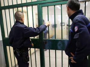 مخاوف من خطر تفشي الوباء داخل عدة مراكز احتجاز في فرنسا