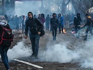 اشتباكات بين المهاجرين والشرطة اليونانية