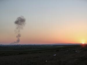 دخان يتصاعد من محيط مدينة سراقب