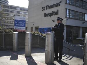 A police officer stands guard at St Thomas' hospital in central London where Britain's Prime Minister Boris Johnson is in intensive care on April 7, 2020. British Prime Minister Boris Johnson, who spent the night in intensive care with a deteriorating case of coronavirus, has been given oxygen but is not on a ventilator, a minister said today. DANIEL LEAL-OLIVAS / AFP