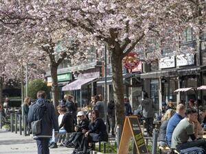 People sit at a cafe terrasse in central Stockholm, Sweden, on April 11, 2020 amid the new coronavirus COVID-19 pandemic. Sweden has not imposed extraordinary lockdown orders seen elsewhere in Europe to stem the spread of the virus, instead calling for citizens to take responsibility to follow social distancing guidelines. Anders WIKLUND / TT News Agency / AFP