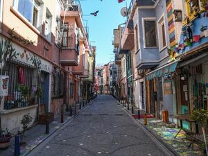 This picture taken on April 12, 2020 shows a deserted street at Balat district, in Istanbul, during a two-day curfew to prevent the spread of the epidemic COVID-19 caused by the novel coronavirus. Ozan KOSE / AFP
