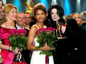 مايكل جاسكون وهالي بيري