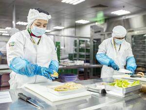 ذراع التموين التابع للاتحاد للطيران يوفّر وجبات طعام للمتأثرين بأزمة وباء كورونا كوفيد-19