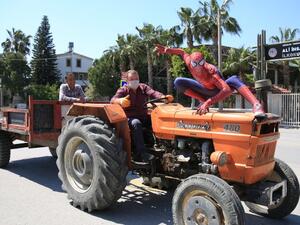 This is Burak Soylu in Turkey, who's buying milk & groceries, and delivering it to his neighbours (Twitter)