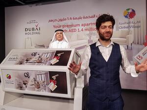شارك ضيوف القرية العالمية الموسم الماضي إبتداءً من دخول السنة الجديدة في السحب باستخدام تذاكر الدخول التي تبلغ قيمتها 15 درهم وبطاقات "وجهات ترفيهية" .