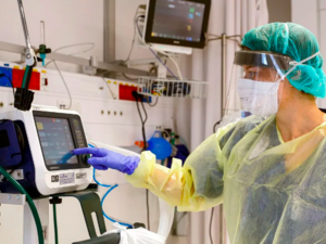 Hospital staff in protective gear during Israel's coronavirus outbreak on 16 March 2020 [JACK GUEZ/AFP/Images]