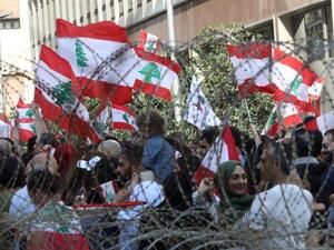  لبنان يشهد منذ أيام احتجاجات شعبية بسبب الأوضاع المعيشية الصعبة 