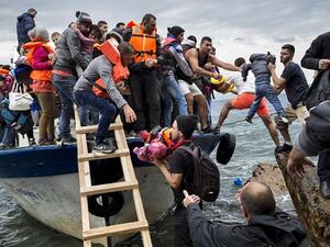 مهاجرون على شواطىء اليونان