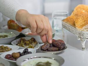 يساهم تناول المشروبات الدافئة مثل مشروبات الأعشاب الطبيعية