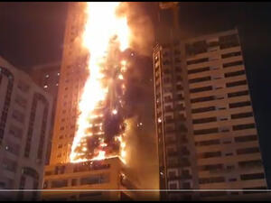 الشارقة: حريق في برج سكني