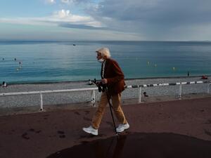 A woman walks on the "Promenade des anglais" in the French riviera city of Nice, southern France, on May 17, 2020, as France eases lockdown measures taken to curb the spread of the COVID-19 pandemic, caused by the novel coronavirus. Some beaches on the Mediterranean coast will re-open after two months of coronavirus lockdown, but will be reserved only for swimming and walking. VALERY HACHE / AFP