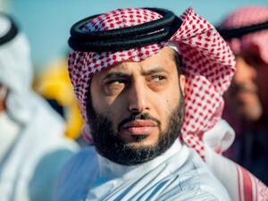 تركي آل الشيخ يحطم شاشة التلفاز..فيديو!