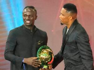 سامويل إيتو (يمين) يسلم ماني جائزة أفضل لاعب في إفريقيا
