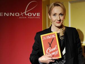 ج. ك. رولينغ مؤلفة روايات هاري بوتر.